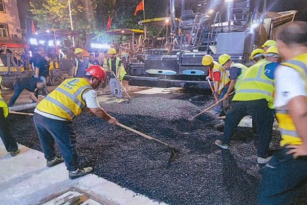 解放西路道路改造工程沥青混凝土下面层 顺利完工