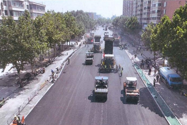 攻坚克难比拼干  抢抓机遇勇争先 -—解放西路道路改造工程沥青路面施工完成